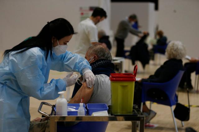 Vaccino Covid, il virologo: "Poche dosi, quarta ondata inevitabile"