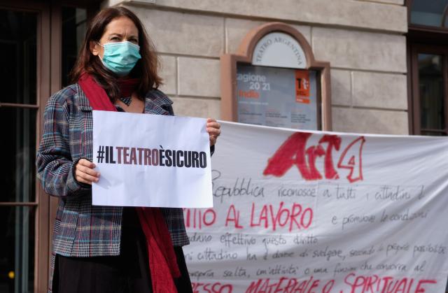Roma, Globe Theatre occupato dai lavoratori dello spettacolo: "A noi gli occhi"
