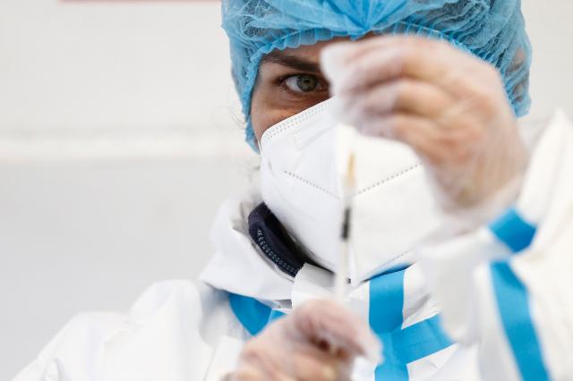 Vaccino, muore 63enne dopo AstraZeneca: "Presunto evento avverso"