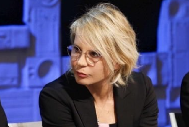 Uomini e Donne, Maria De Filippi furiosa massacra il cavaliere: "Ora parlo io"