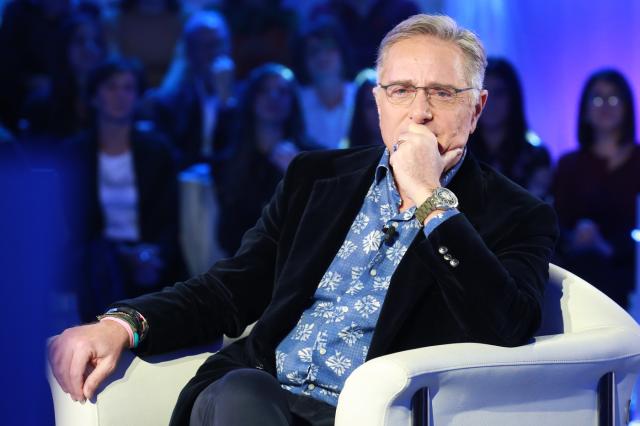 Notte Azzurra, Paolo Bonolis furioso contro Amadeus e battutacce a Kean e Carlo Conti