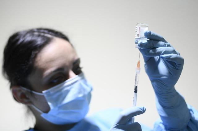 AstraZeneca over 60, Viola: "Solo agli uomini, rischio maggiore nelle donne"