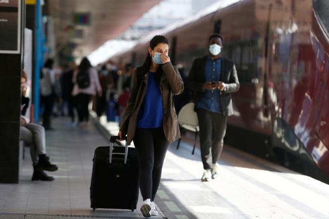 Green Pass Italia, Draghi: "Prenotate le vacanze in Italia". Ma Pd e Lega litigano