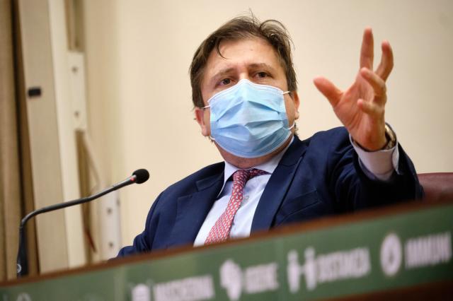 Covid, Sileri sulla variante Omicron: "Entro fine 2022 raggiunger&agrave; tutti"