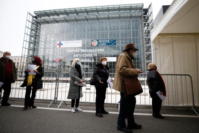 Variante benigna del Covid, cos'&egrave; e come reagisce sull'organismo: "Basta terrore"