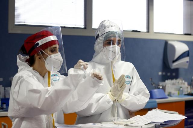 Covid, Brusaferro: "Calo contagi continuo ovunque". Nessun "effetto riaperture"