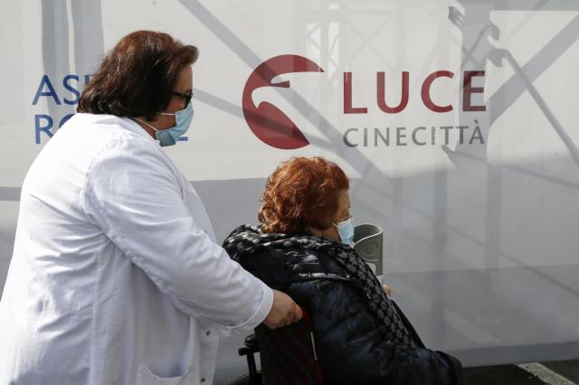 Vaccino Pfizer, quattro dosi a una 67enne. Figliuolo: "Colpa della stanchezza"