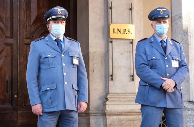 Pensione di cittadinanza, Inps invia lettera a un morto: "Venga nei nostri uffici"