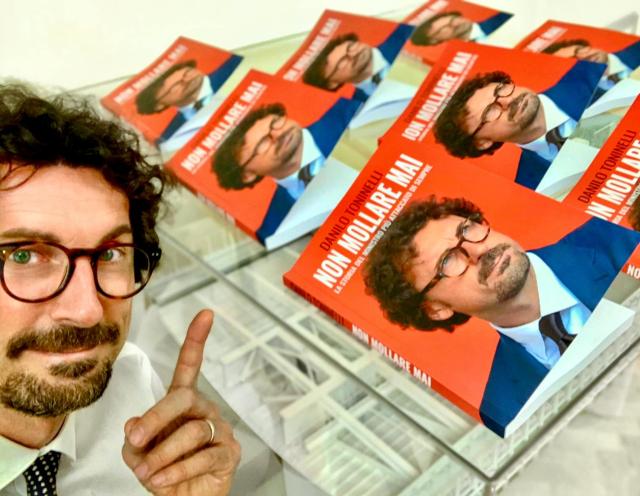 Toninelli annuncia il suo libro e festeggia: "Scritto tutto da solo"