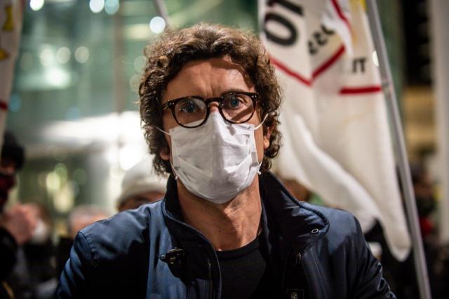 Toninelli e la querela di Berlusconi: "Mi chiede 200mila euro ma sono povero"