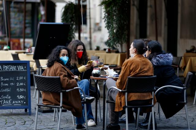 Covid, Francia dice addio alle mascherine all'aperto: in Italia quando? 