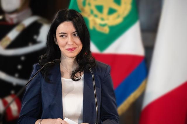 M5S, Azzolina manda 'teneri' messaggi a Di Battista: "Spero ritorni da noi"