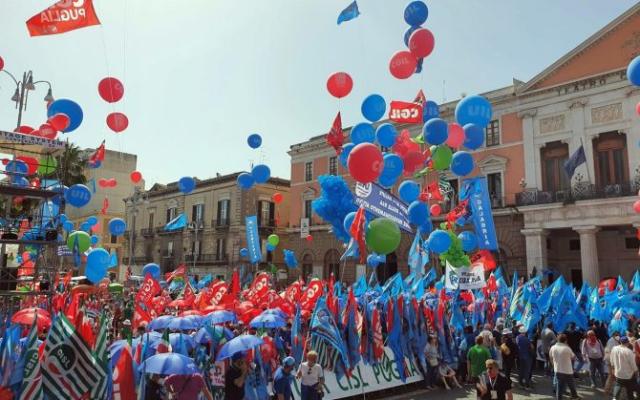 Lavoro, blocco licenziamenti: sindacati in piazza denunciano "bomba sociale"