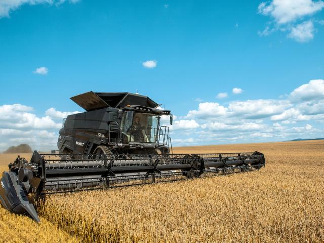 Senza vita due donne investite da mietitrebbia. "Sono ferita, la mia amica &egrave; morta"