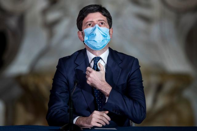 Covid Italia, Speranza capisce ora che il problema non sono i bar: "20 miliardi a ospedali"