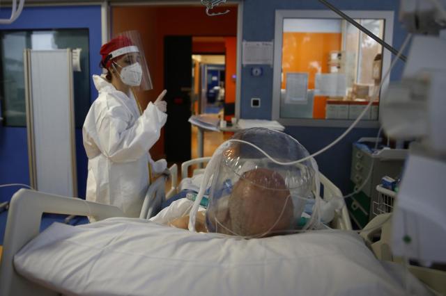 Covid, lo studio: "A prescindere ogni ciclo epidemico dura 70 giorni, inutili misure"