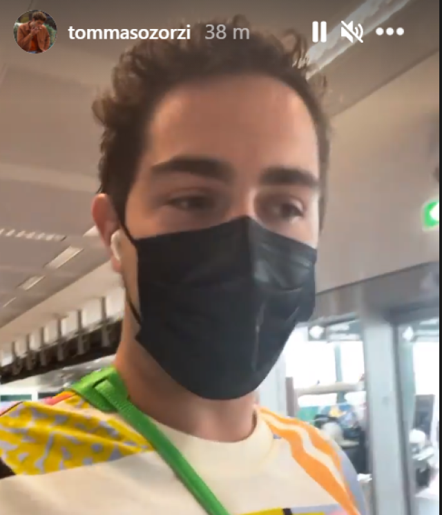 Tommaso Zorzi spende uno sproposito su un volo easyjet: nel bagaglio "28kg di moda"