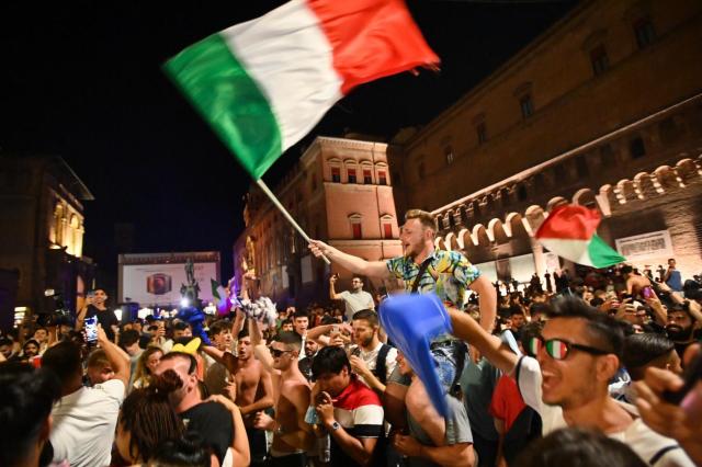 Festeggiamenti europei, Oms avverte: "Devastante contagio in diretta"