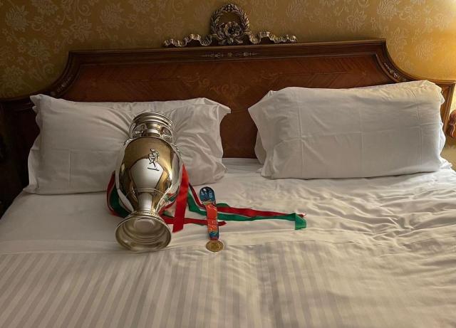 Chiellini come Cannavaro:  la foto con la coppa che fa il giro del web 