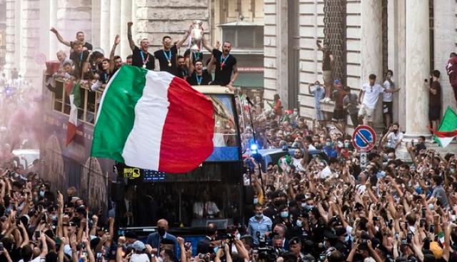 Festeggiamenti Italia, Chiellini spiega a Speranza la Costituzione: "Andavano fatti"