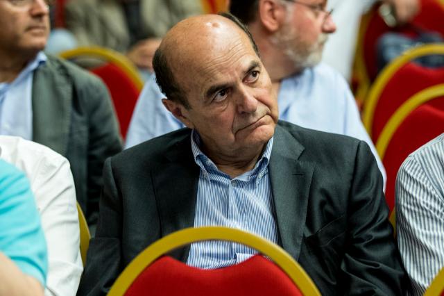 Governo, Bersani torna e provoca: "Renzi e Salvini si stanno per fidanzare"