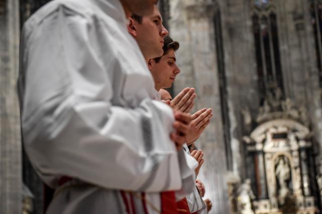 Milano, sacerdote arrestato per abusi su minori
