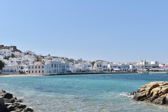 Coprifuoco a Mykonos da oggi fino al 26 luglio: bandita anche la musica nei locali
