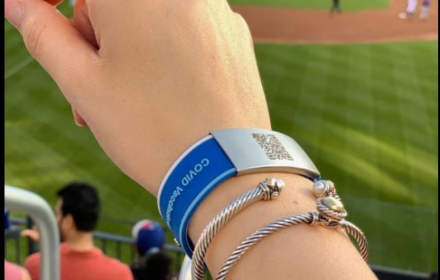 ImmunaBand, il braccialetto che fa sapere che sei vaccinato: ed &egrave; subito 1933