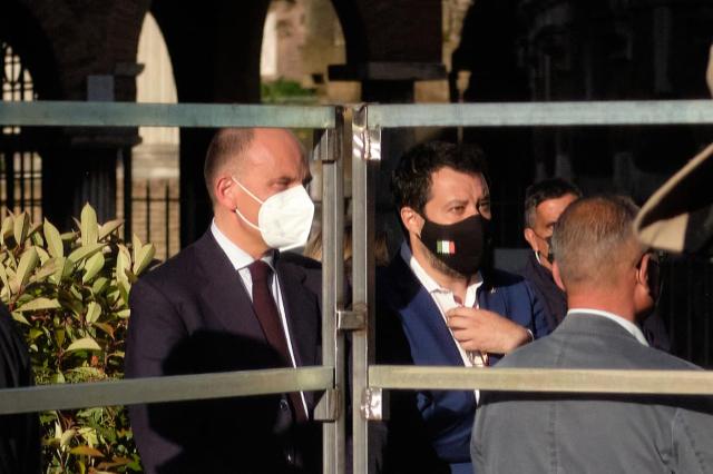 Obbligo vaccini, &egrave; scontro. Letta favorevole, Salvini attacca: "Per insegnanti &egrave; inutile"