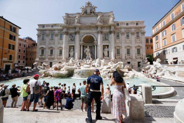 Covid Italia, Costa: "No dati su contagi, non aiutano il clima" (adesso che sono buoni)