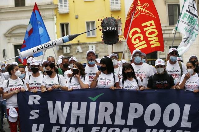 Whirlpool Napoli, protesta contro i licenziamenti: lavoratori bloccano le strade
