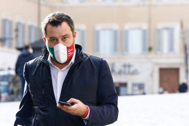 Sparatoria Voghera, Salvini difende l'assessore: "Perch&eacute; girava con la pistola"