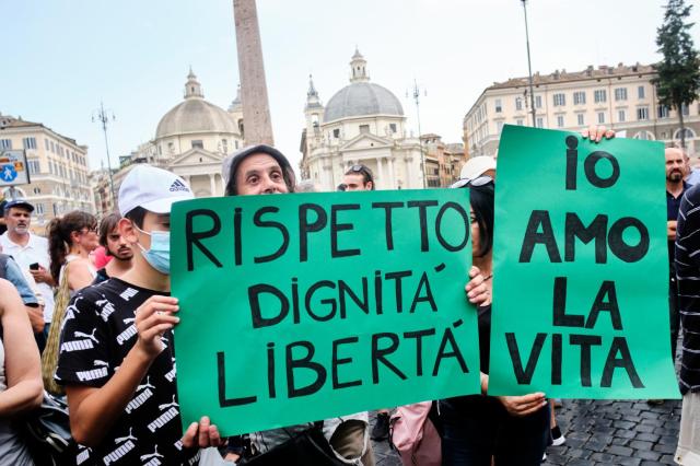 Green pass, decreti, guerra: ora non rimane altro che fuggire: ma dove?