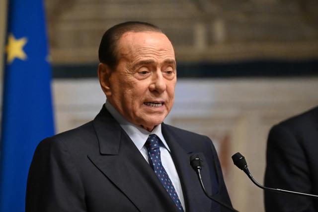 Covid, Berlusconi: "Chi non si vaccina accetti le limitazioni"