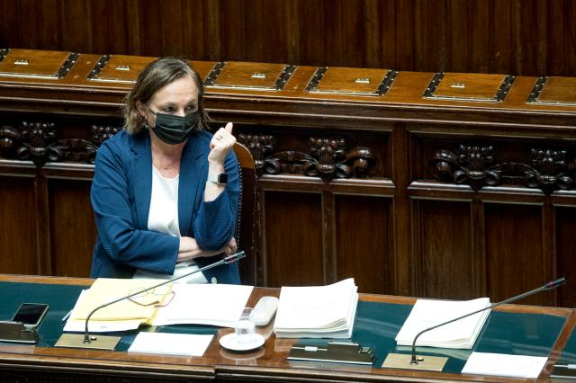 Green pass, Lamorgese: "Titolari risponderanno ma non possono chiedere documenti"