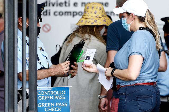 Green pass ristoranti, gi&agrave; marcia indietro? Spunta ipotesi autocertificazione