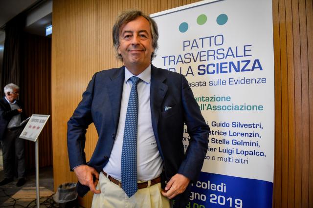 Burioni e il dietrofront dopo attacco alla professoressa Muller: "Mai detto che &egrave; no vax, brava ricercatrice, l'avrei promossa anch'io&rdquo;