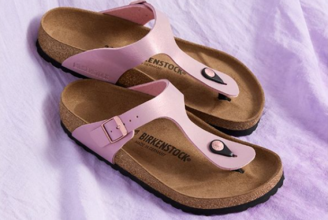 Estate 2021, &egrave; Birkenstock mania: il segreto della rivincita delle scarpe ortopediche