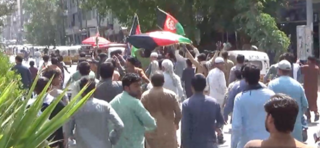 Afghanistan oggi: Talebani sparano su folla che sventola la bandiera 