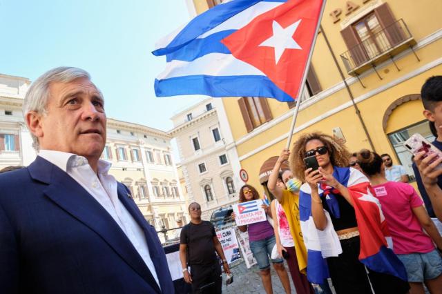 Vaccino, anche Tajani dice s&igrave;: sar&agrave; obbligatorio per tutti se tutti non lo faranno "volontariamente"