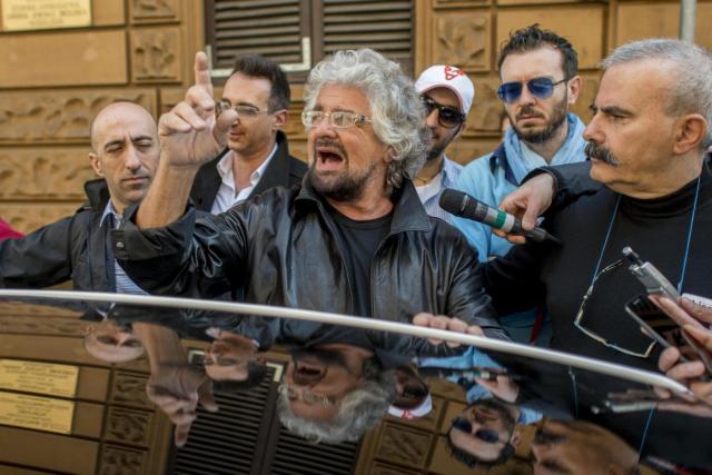 M5s sempre pi&ugrave; in crisi e Grillo le spara sempre pi&ugrave; grosse: "Reddito universale nuovo diritto umano"