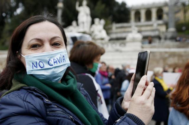 Vaccino Covid, 200 medici dicono di no: sospesi ed etichettati come "no-vax"