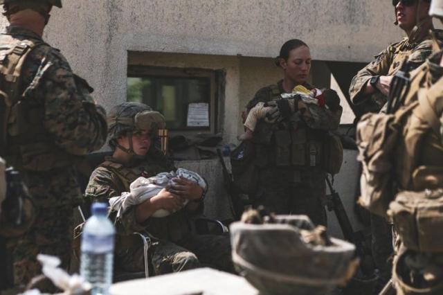 Nicole Gee, morta la marine della foto con il neonato tra le braccia