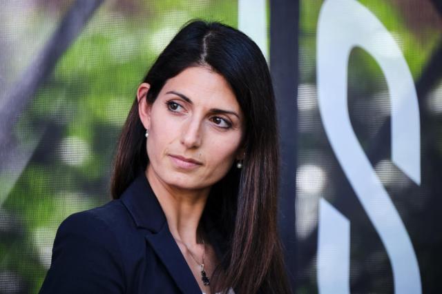 Cena elettorale per la Raggi, &egrave; bufera: "Green pass non obbligatorio"