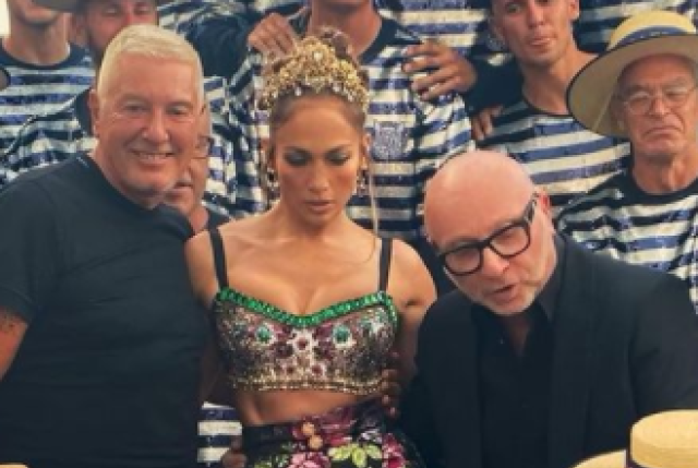 Festival di Venezia 2021, Jennifer Lopez dimentica il cartellino attaccato all'abito. FOTO