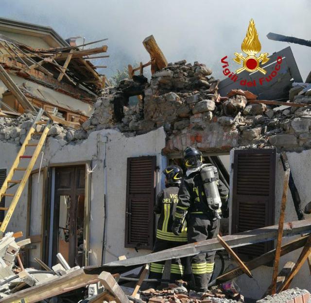 Massa Carrara, esplosione fa crollare edificio
