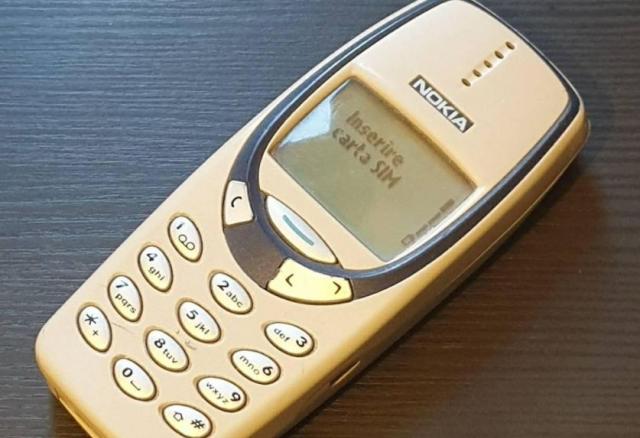 Uomo ingoia Nokia 3310, dopo 4 giorni il telefono viene estratto e funziona