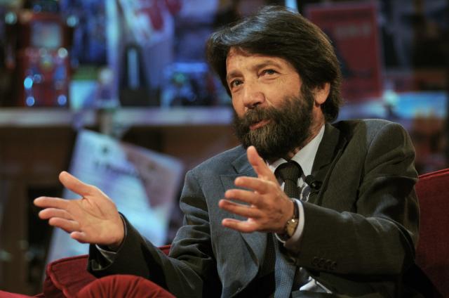 Vaccino Covid, Cacciari a Draghi: "Non pu&ograve; essere obbligatorio. Costituzione inequivocabile"