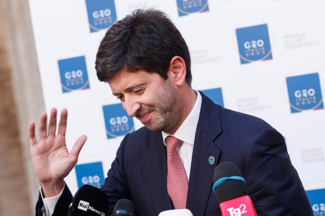 Terza dose, Speranza: "In Italia da settembre". Ma non aveva detto che ne bastava una?