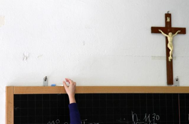 Crocifisso nelle aule scolastiche, la Cassazione d&agrave; l'ok: "Non &egrave; un atto discriminatorio"